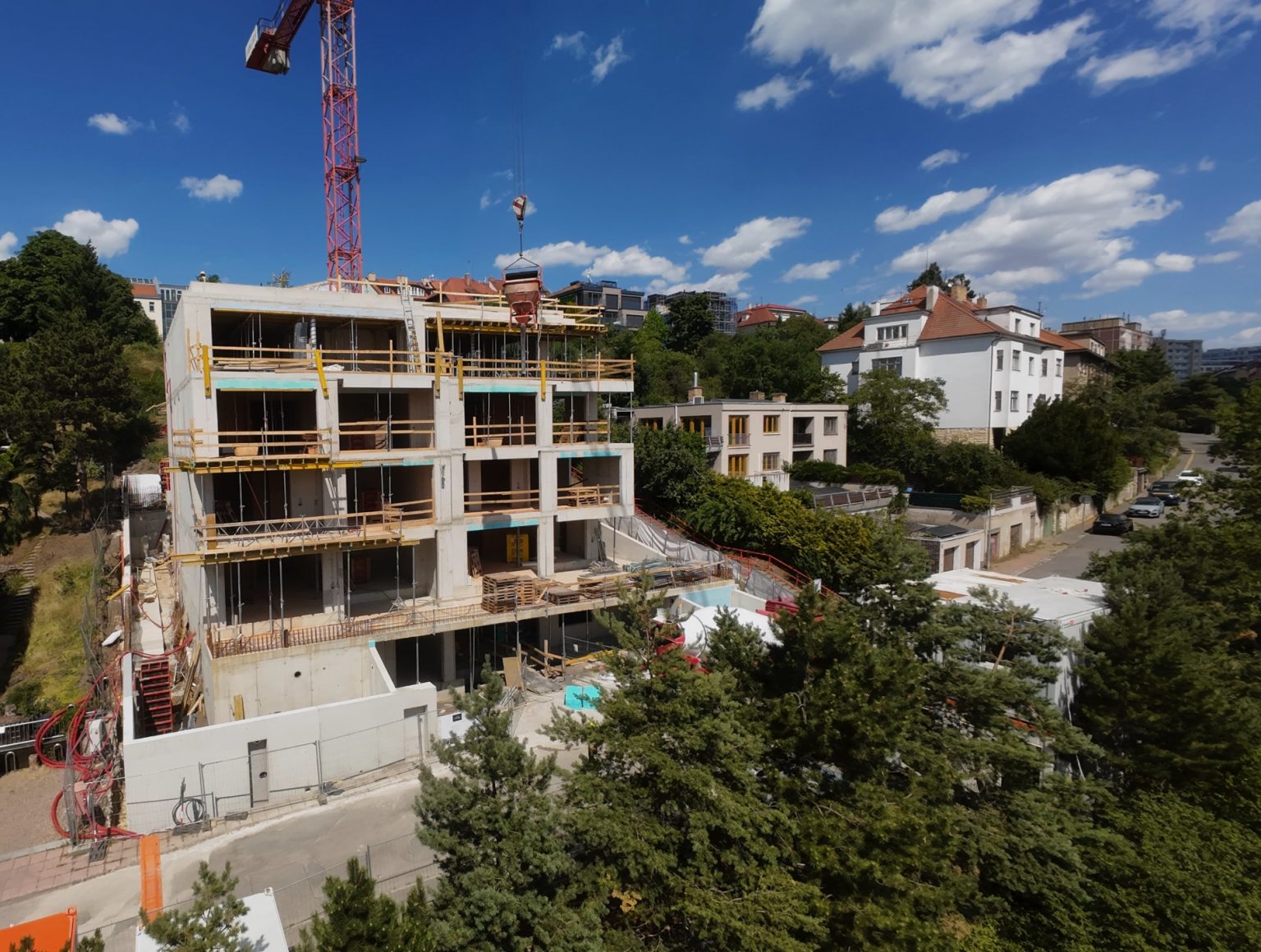 VILLA GALLERY červenec 25 hrubá stavba z ulice
