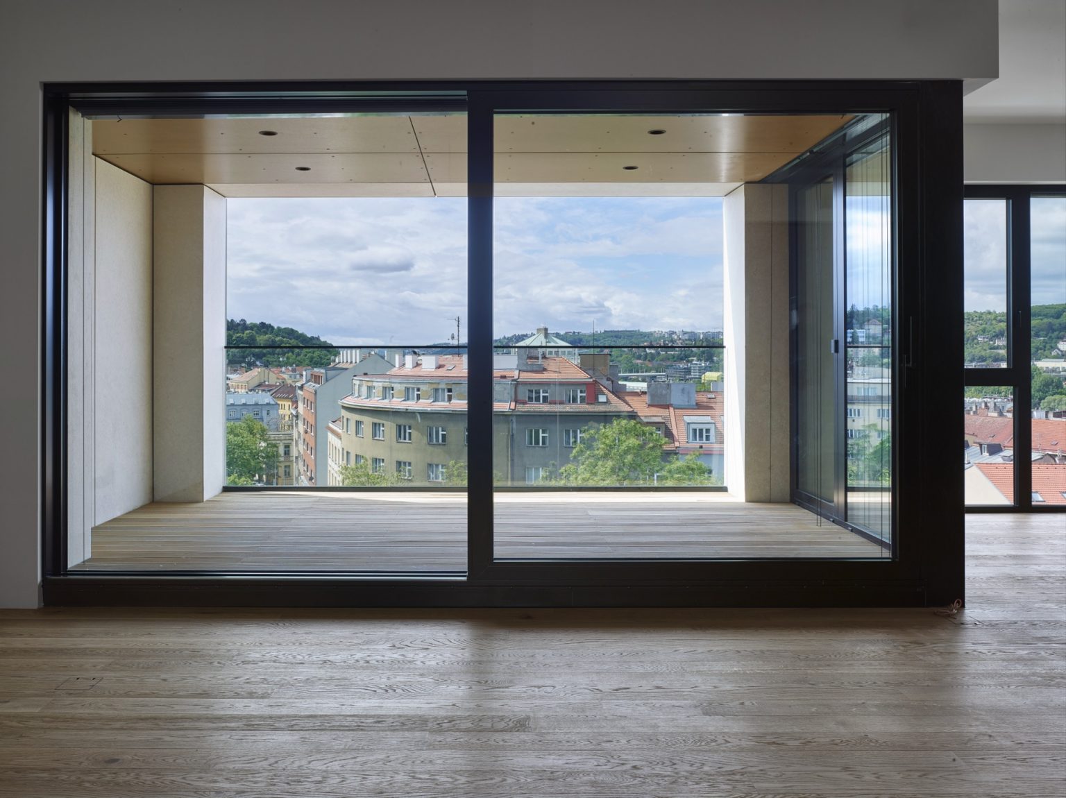 VILLA GALLERY - pohled na terasu z OP s výhledem na Podolí