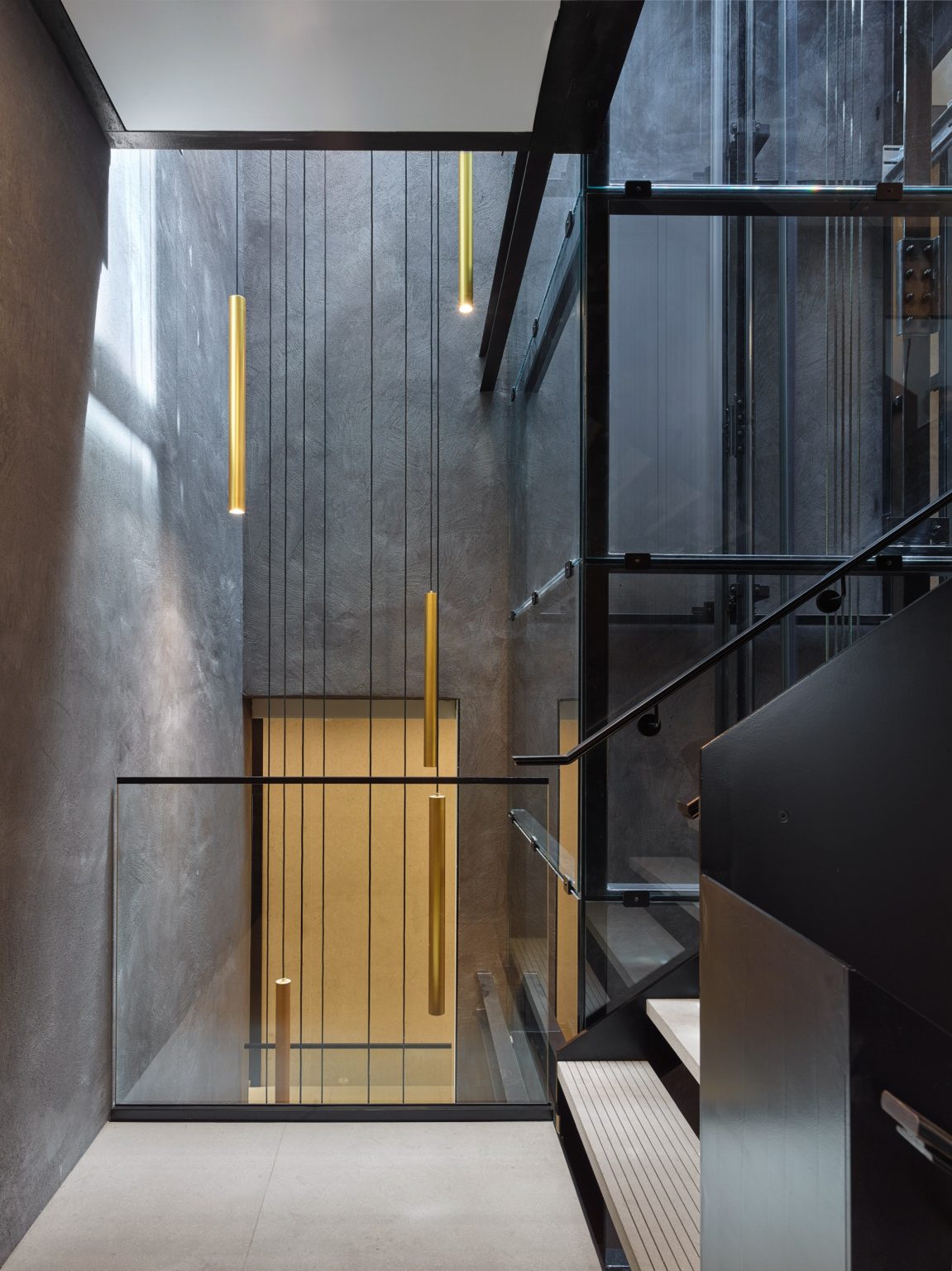 VILLA GALLERY pohled na výtahovou šachtu a světlík za ní