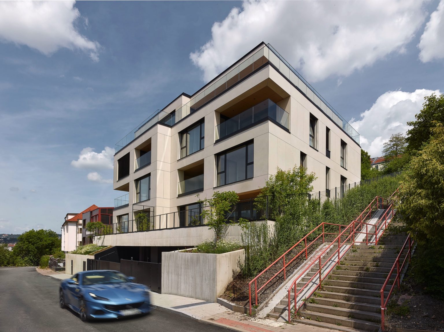 VILLA GALLERY - pohled při příjezdu ulicí Ve Svahu