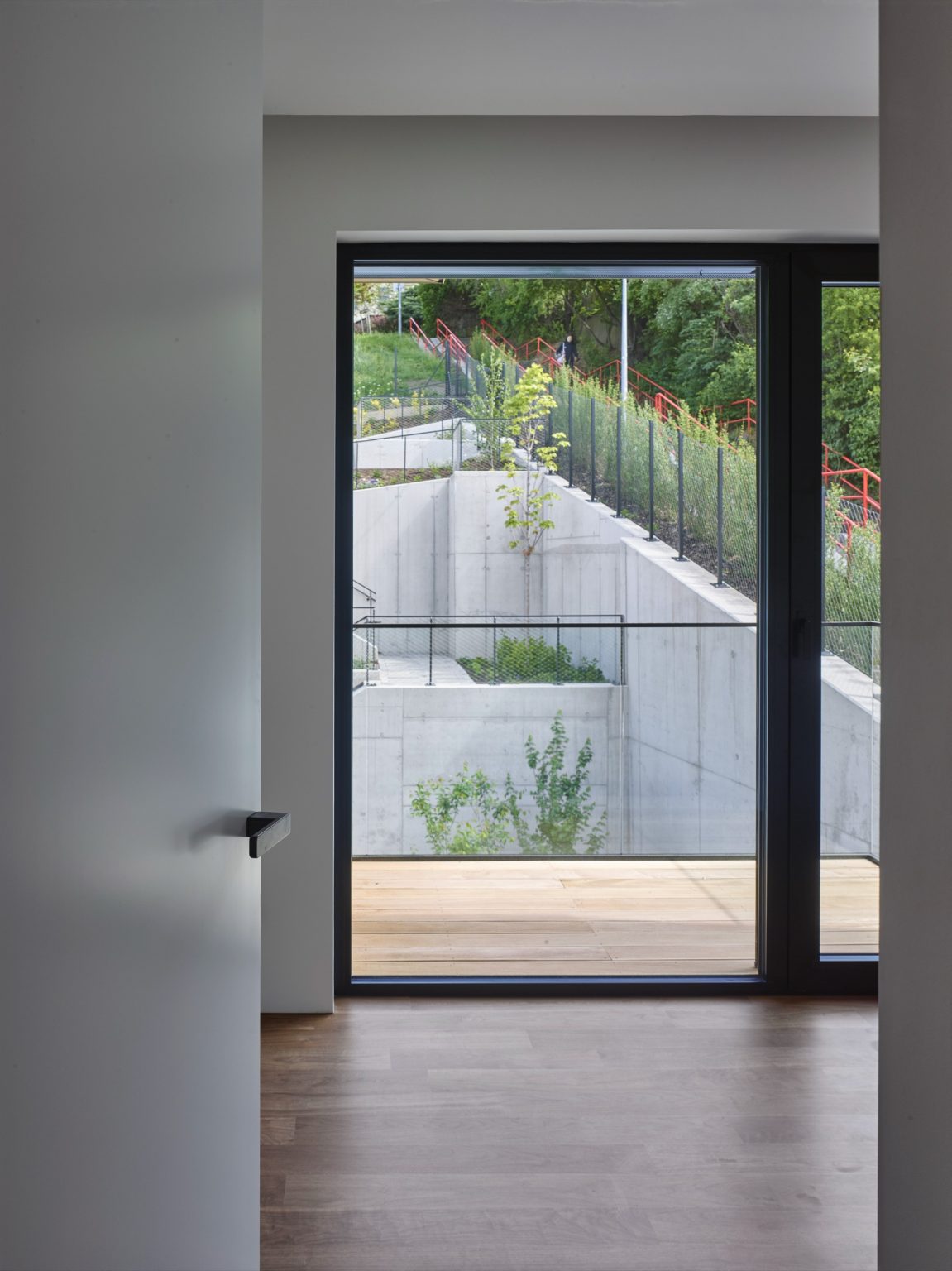 VILLA GALLERY - průhled do zahrady přes pokoj