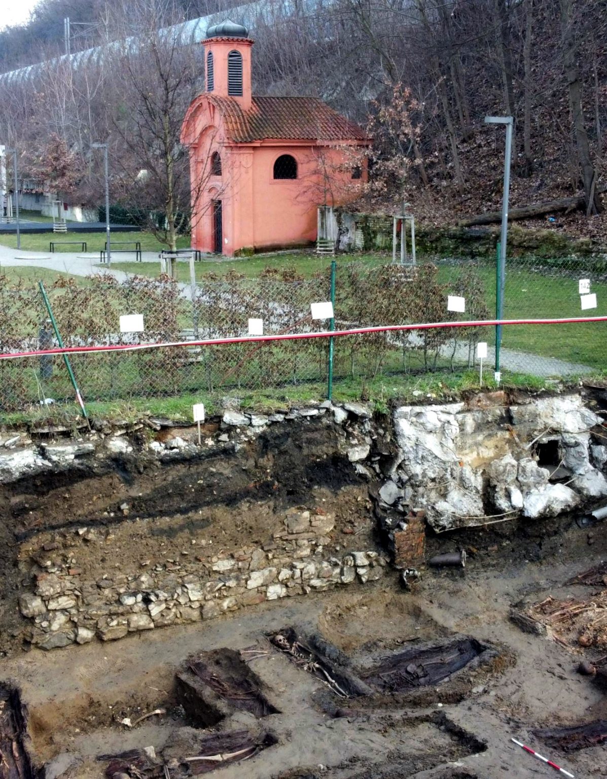 Z pohled přes nálezy na kapli Panny Marie